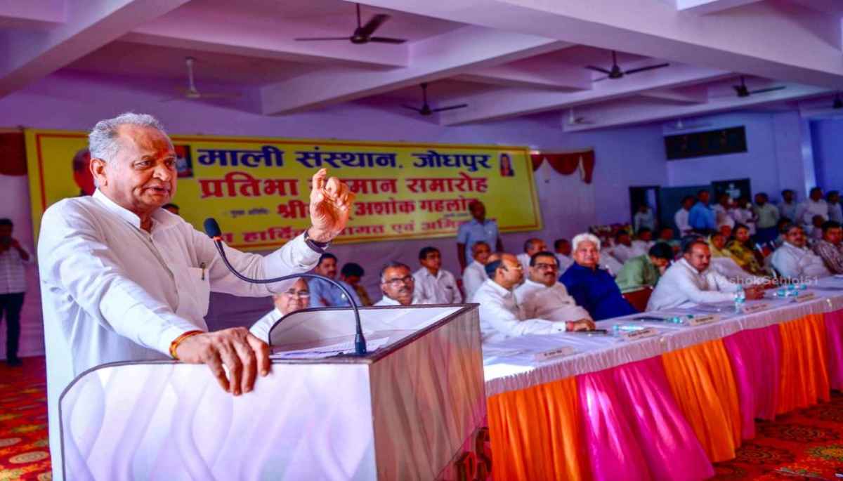 सीएम गहलोत ने क्यों किया सियासी संकट का जिक्र? ऑल इज वेल का दावा फिर भी पायलट पर साधा निशाना