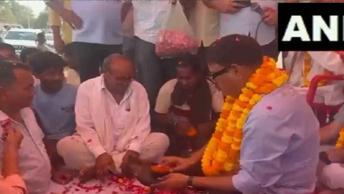 Rajasthan Dausa MLA Om Prakash Hudla Polished Shoes Of People