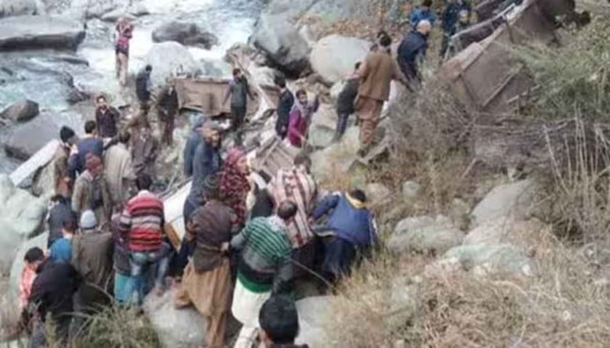 सेब लाने कश्मीर गए थे 4 युवक, लौटते वक्त खाई में गिरा ट्रक, चारों की मौत
