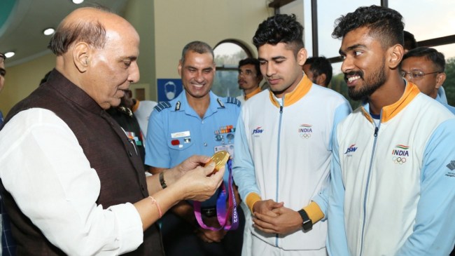 Rajnath Singh रक्षा मंत्री राजनाथ सिंह ने एशियाई खेलों में पदक जीतने वाले सशस्त्र बलों को किया सम्मानित, नकद राशि देने की भी घोषणा