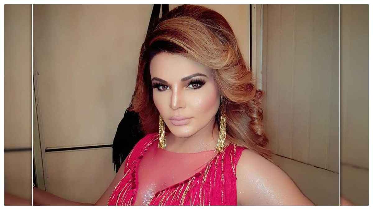 Rakhi Sawant ने पहनी रिविलिंग ड्रेस, कैमरे के सामने पोज देते हुए बोलीं- मैं हूं इंडियन...