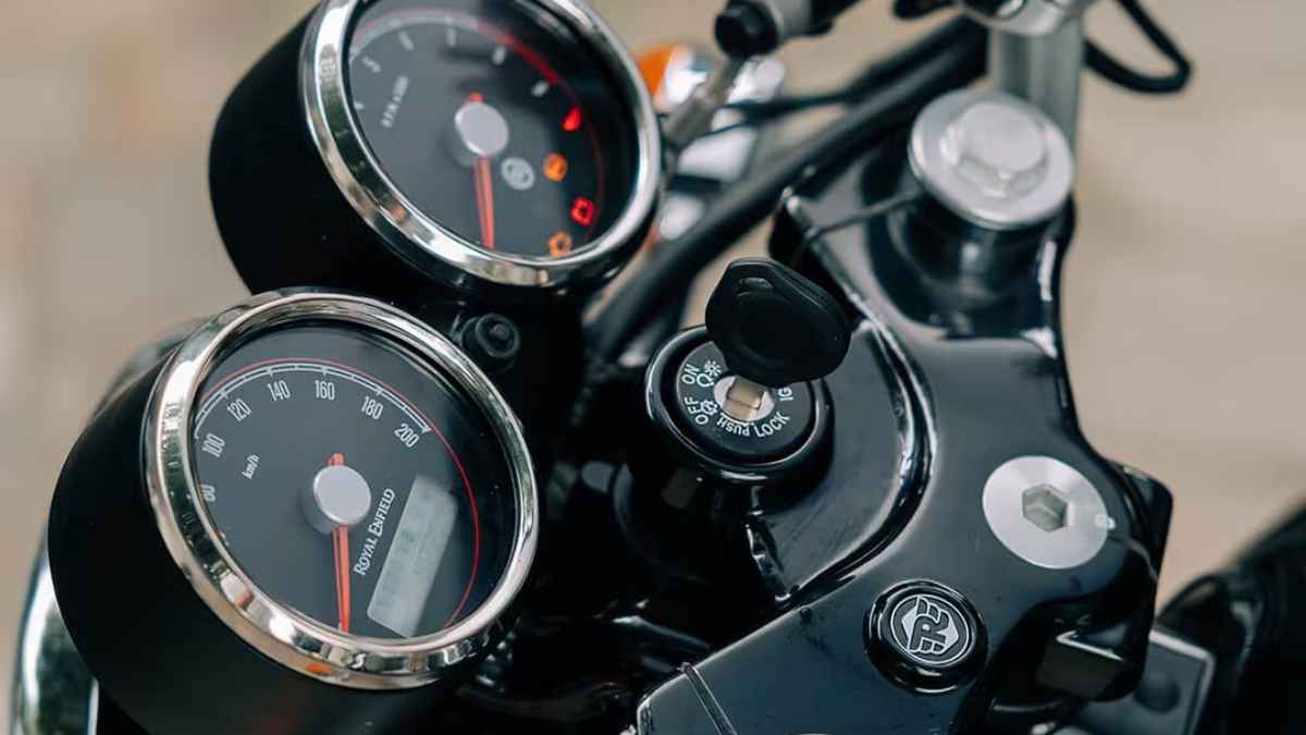 Royal Enfield की यह डैशिंग बाइक, 6 सेकंड में पकड़ती है रफ्तार, 27 की माइलेज