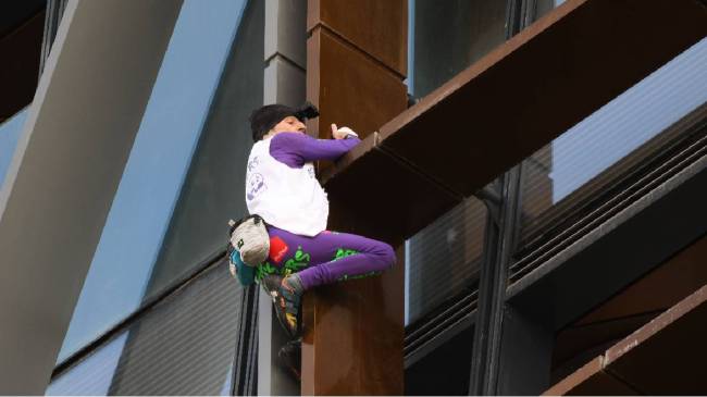 Spiderman Alain Robert Climbs Tour Hekla Paris Tower For Peace In Israel-Palestinian