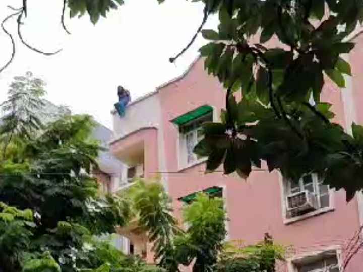Watch Video: 12वीं में नंबर कम आए तो चौथी मंजिल से कूद गई छात्रा, नीचे खड़े लड़के ने की बचाने की कोशिश