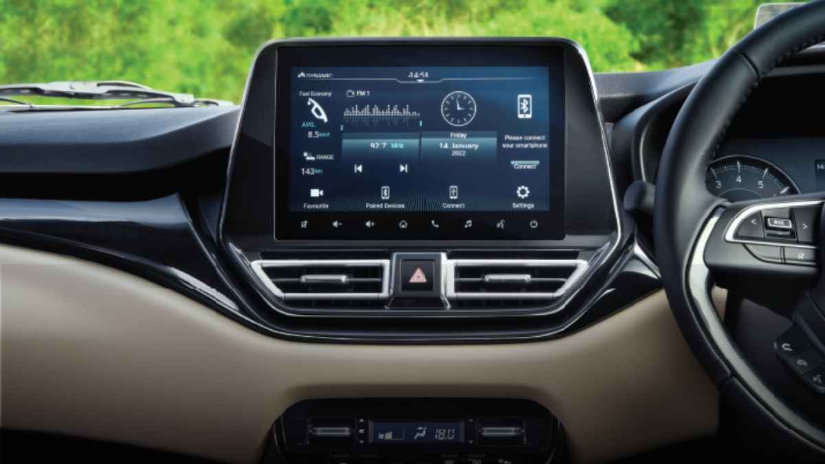 Toyota की हैचबैक कार में 30 की माइलेज और कीमत 7 लाख से कम, मिलते हैं धाकड़ सेफ्टी फीचर्स