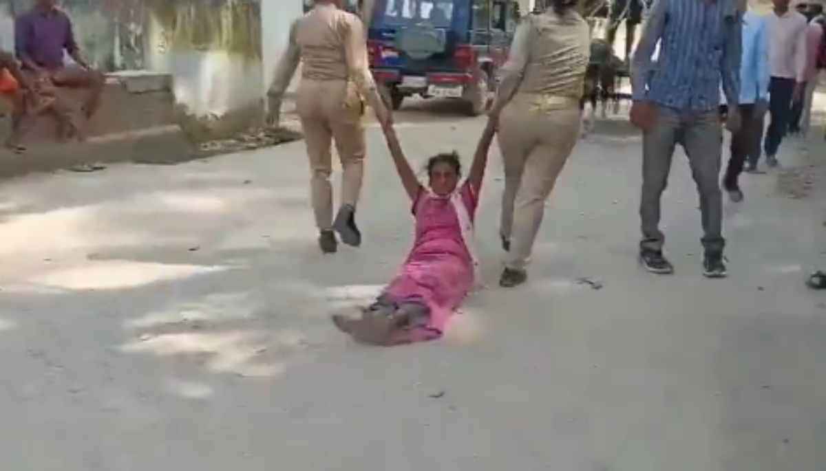 Watch Video: यूपी पुलिस का अमानवीय चेहरा, महिला फरियादी को घसीटकर ले गए थाने, वीडियो वायरल