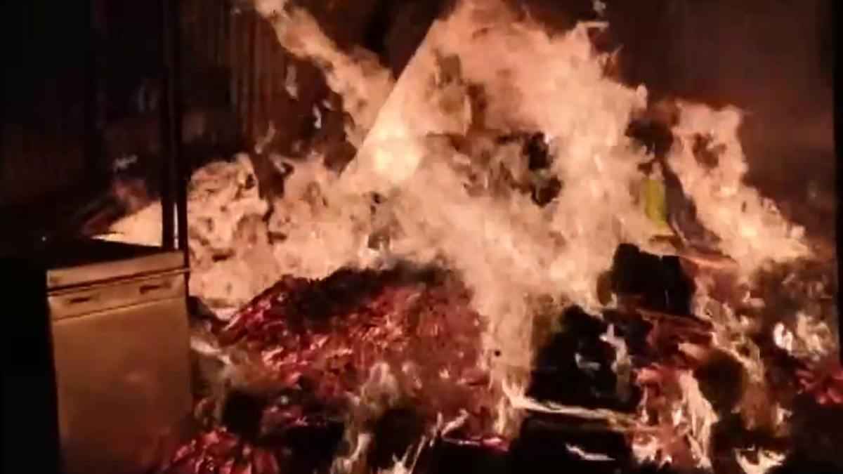 फिरोजाबाद के काठ बाजार इलाके में लगी भीषण आग, 24 दुकानें जलकर खाक