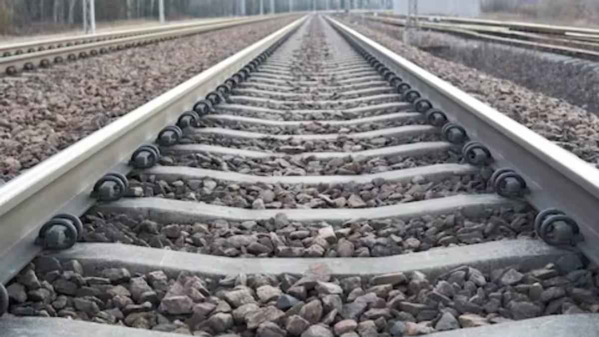 नई शुरुआत का 'दर्दनाक अंत': पति ने झगड़े के बाद रेलवे ट्रैक पर पत्नी को लगाया गले, दोनों की ट्रेन से कटकर हो गई मौत