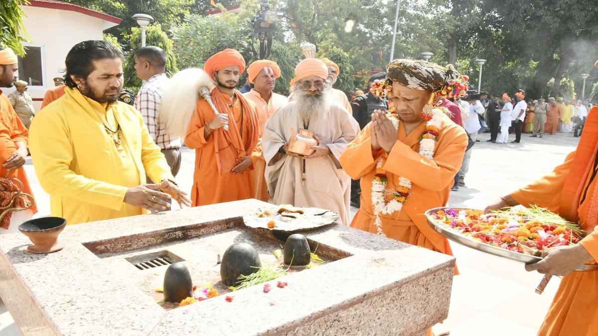 Watch Video: संतों की अदालत, योगी आदित्यनाथ दंडाधिकारी... देखें यूपी के CM का एक नया रूप