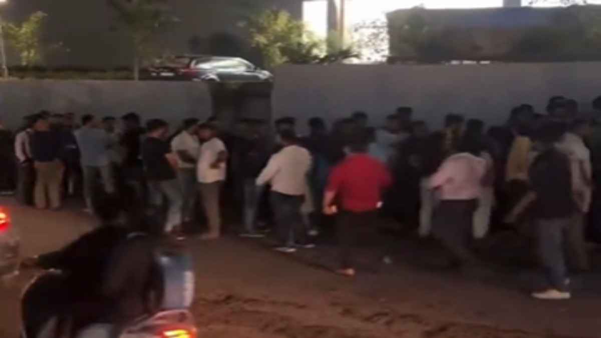 Viral Video: पुणे में गजब का क्रेज; 2 करोड़ का फ्लैट खरीदने के लिए 8 घंटे में लाइन में खड़ी रही भीड़