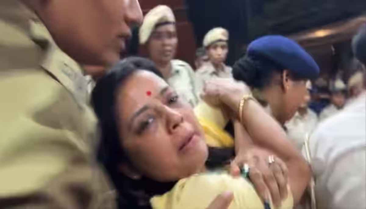 Watch Video: धरना दे रही महुआ मोइत्रा को घसीटकर ले गई दिल्ली पुलिस, सामने आया वीडियो