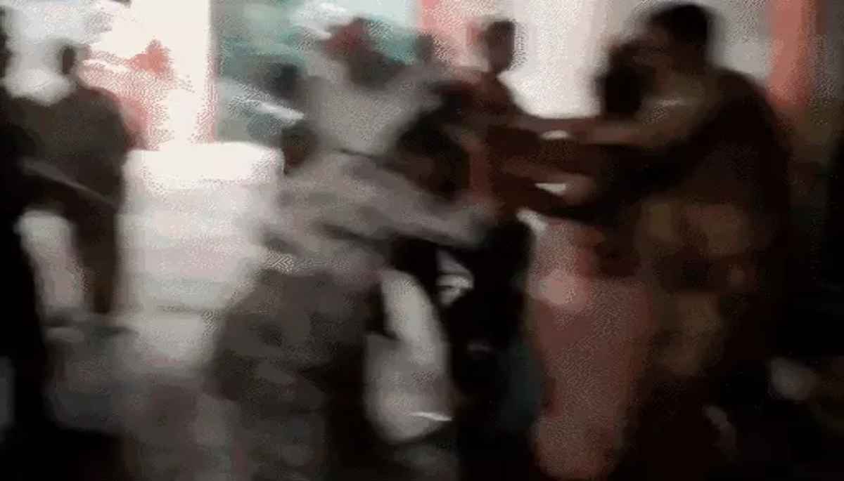 मुझे मार डालो... महिला की पिटाई करते मंत्री-पुत्र का वीडियो वायरल, देखें वीडियो