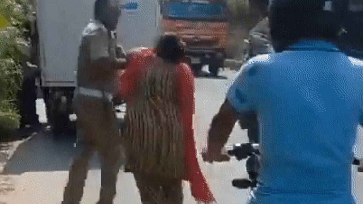 Watch Video: ई-रिक्शा चलाने वाली महिला ने ट्रैफिक पुलिसकर्मी की चप्पल से की पिटाई