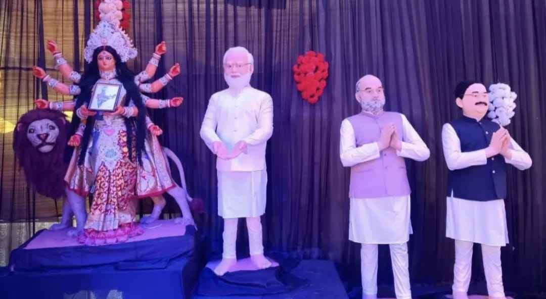 कोलकाता के पूजा पंडाल में लगाई पीएम मोदी की मूर्ति