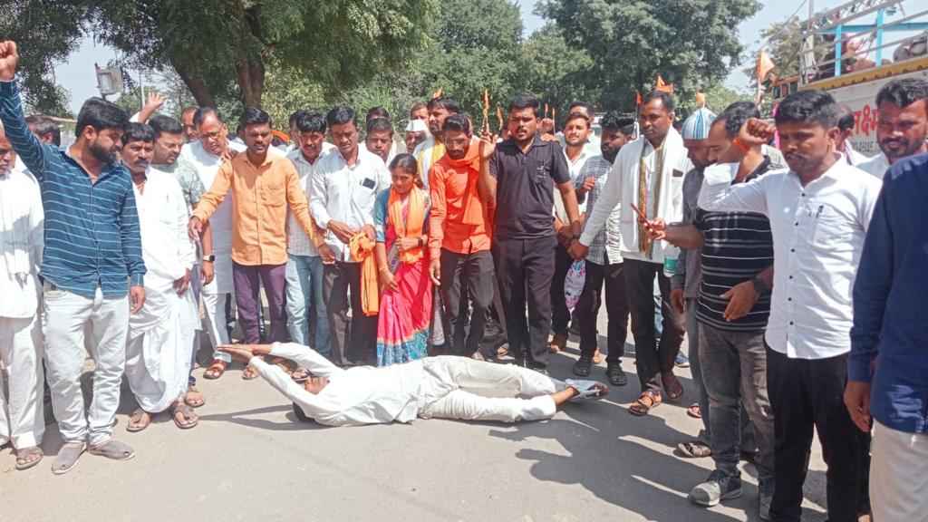मराठा आरक्षण की मांग को लेकर 60 किलोमीटर लेटते हुए सुरेश नवले पहुंचे अंतरावली सराटी, मनोज जरांगे से की मुलाकात