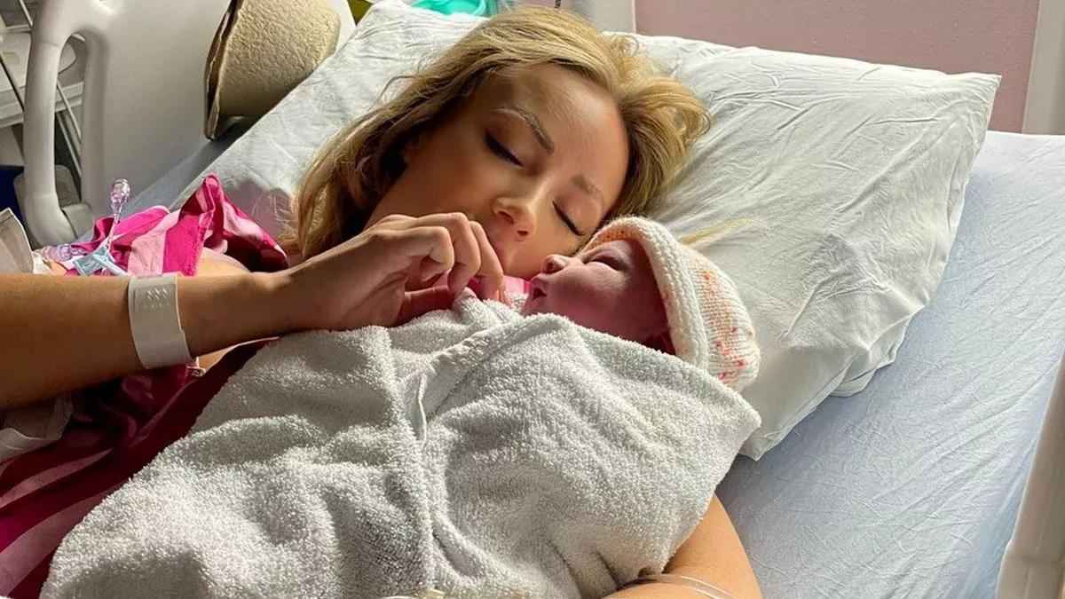 Woman Gives Birth Child in Car on Road Side Police Thought its Crime Scene, Woman Gives Birth Child in Car, Britain News, World News