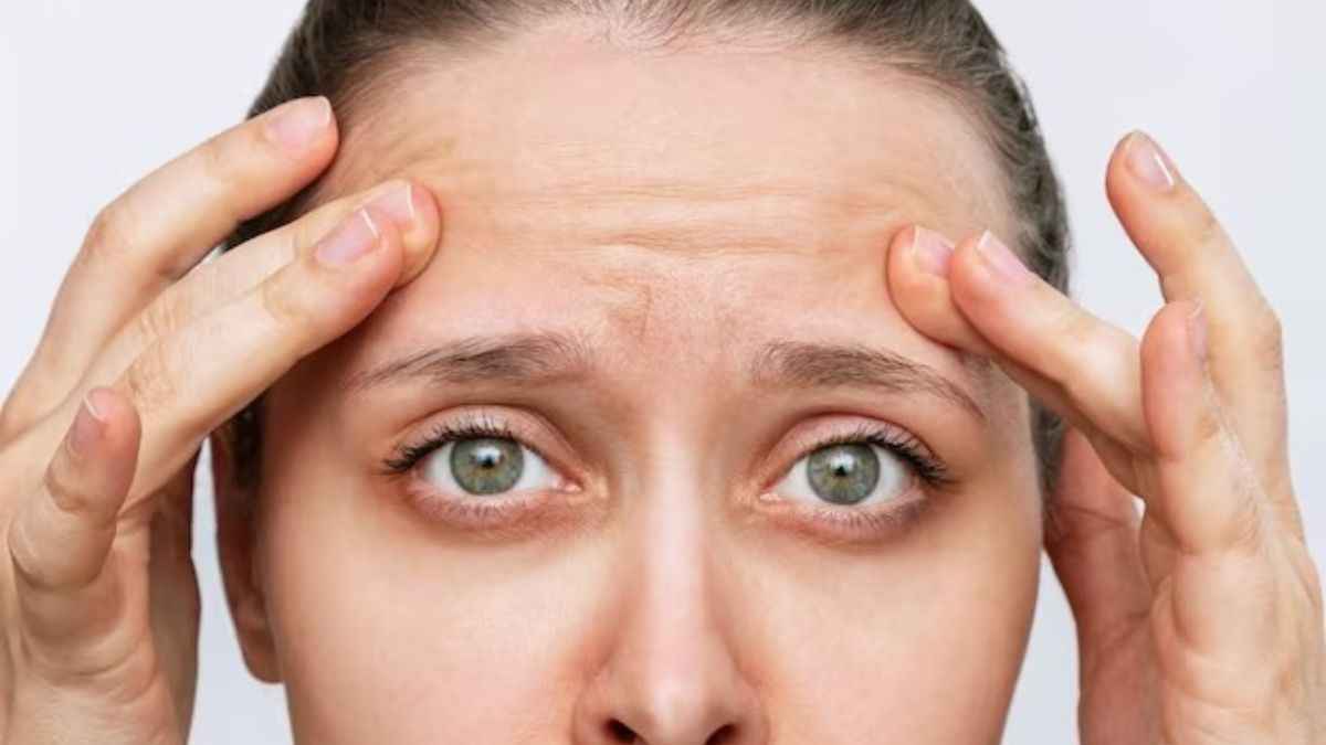 चेहरे पर चाहते हैं झुर्रियां न पड़ें, तो अभी से बदल लें एक आदत