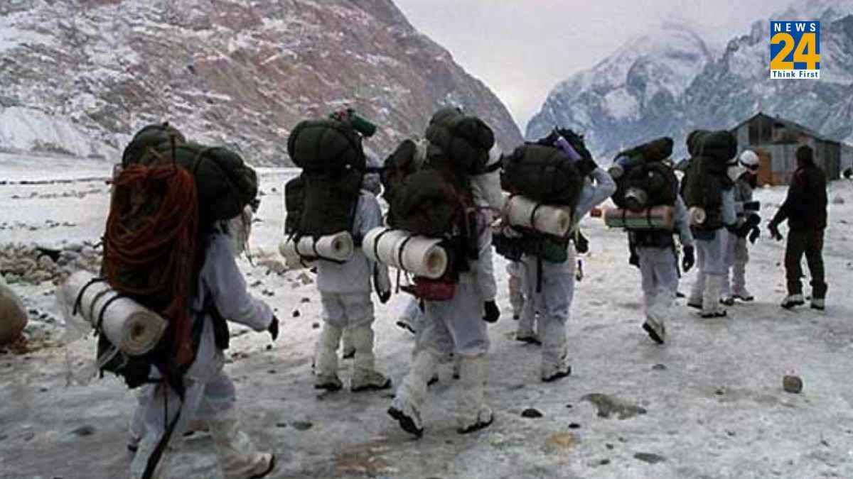 Kargil में माउंट कुन के पास बर्फ में दबे 40 जवान, एक शहीद; 3 की तलाश जारी
