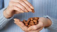 Right way to eat almonds in the morning,Right way to eat almonds everyday,how many almonds to eat per day how to eat almonds for glowing skin,best way to eat almonds for brain,best way to eat almonds for weight loss,benefits of eating soaked almonds empty stomach,how to eat almonds in morning