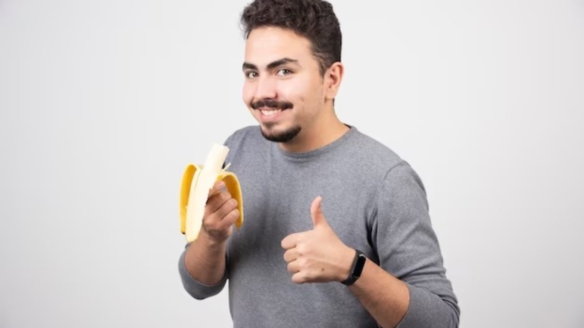 worst time to eat banana,best time to eat banana for weight loss,best time to eat banana after lunch,eating banana in the morning empty stomach,best time to eat banana before or after meal,best time to eat bananas according to ayurveda,best time to eat banana for weight gain,disadvantages of eating banana at night