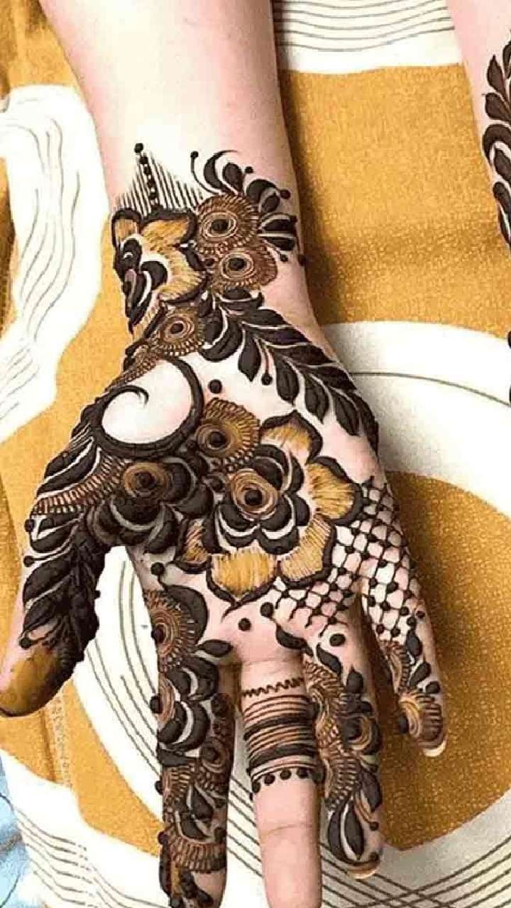 Mehndi Design: गुलाब के फूल वाले ब्रेसलेट मेहंदी डिजाइन को ट्राई करें