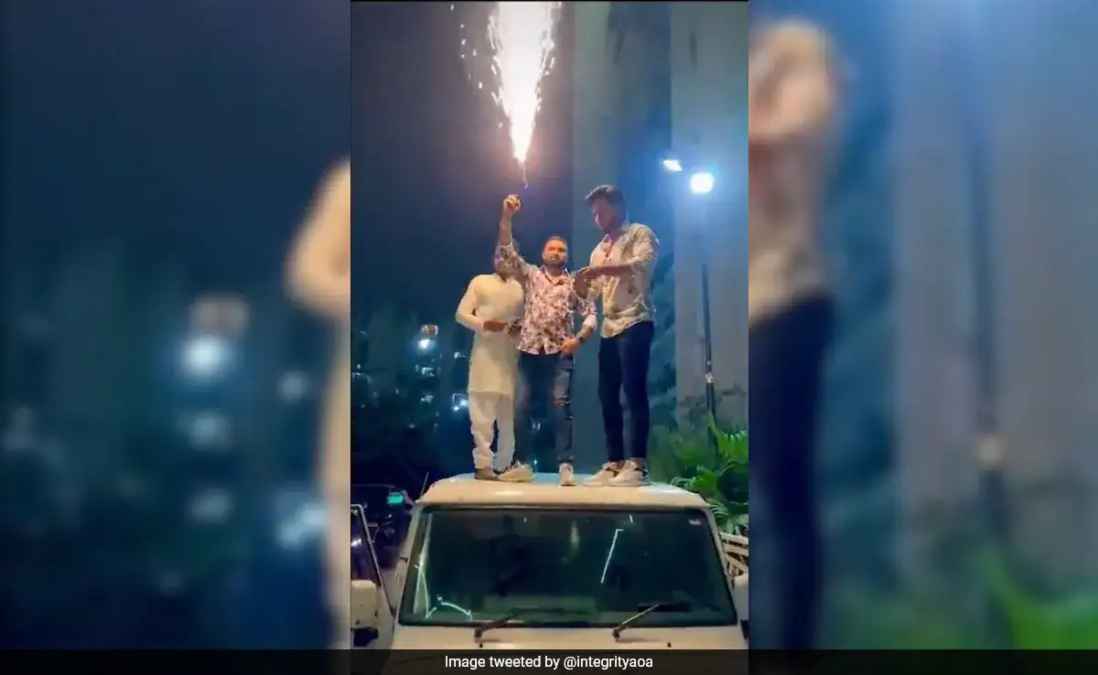 गाजियाबाद : बर्थ डे मना रहे 3 लोगों ने कार के ऊपर खड़े होकर फोड़े पटाखे, हवा में उड़ाए नोट, गिरफ्तार