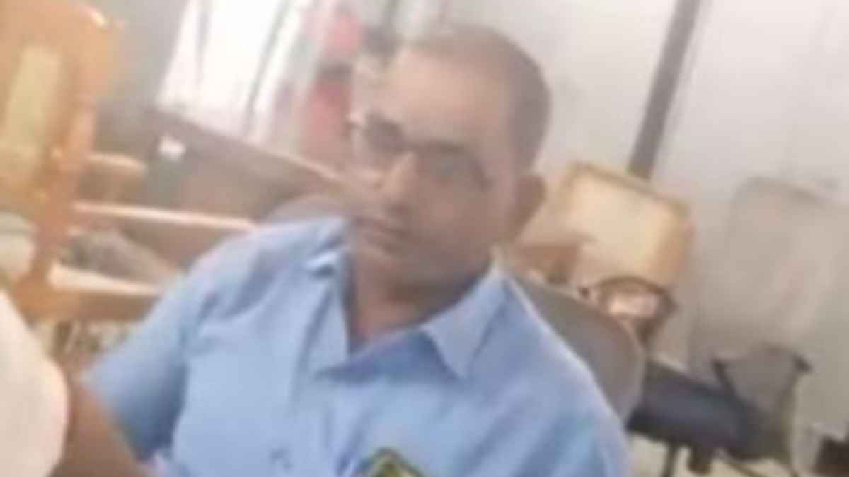 50 रुपये की रिश्वत लेते लेखपाल का वीडियो वायरल, बोला-'बोहनी तो कराओ'