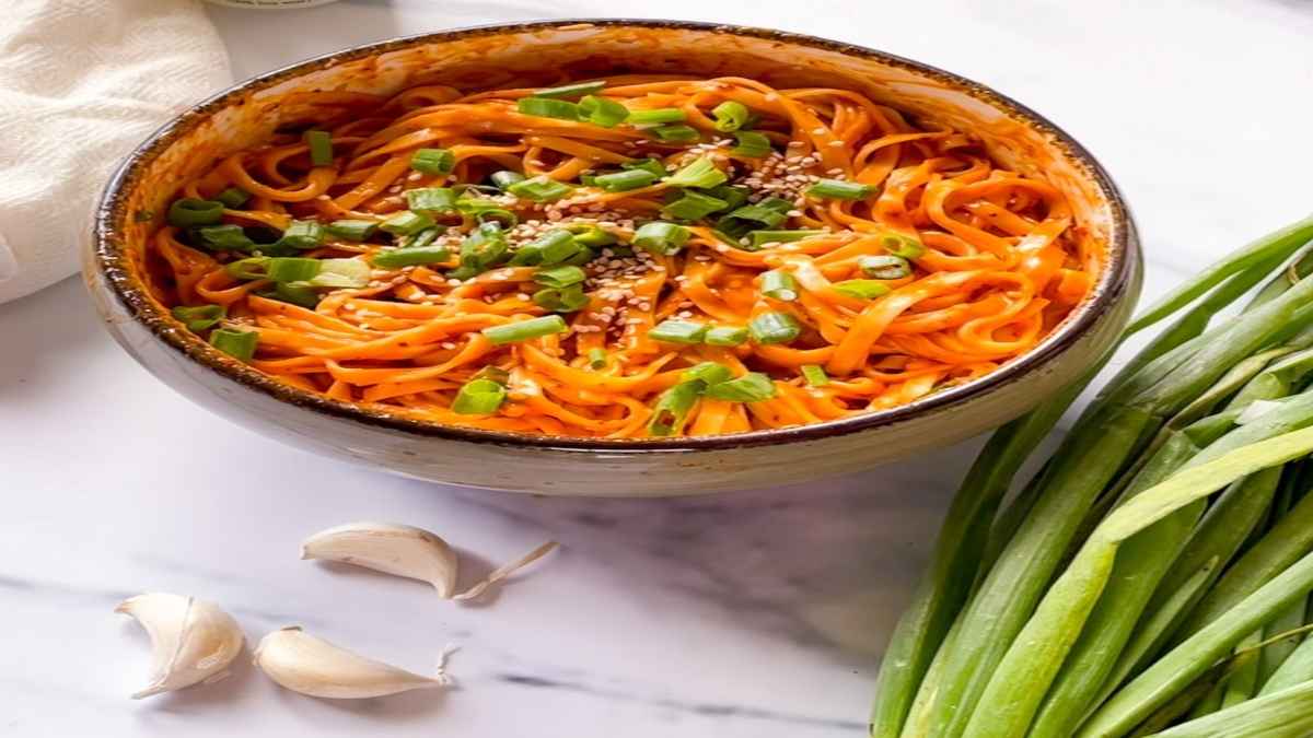 घर पर तैयार करें कोरियाई नूडल्स, बेहद आसान है रेसिपी