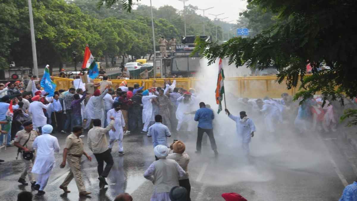 चंडीगढ़ में SYL पर विवाद; राज्यपाल पुरोहित को ज्ञापन देने जा रहे कांग्रेसियों को पुलिस ने वाटर कैनन से खदेड़ा