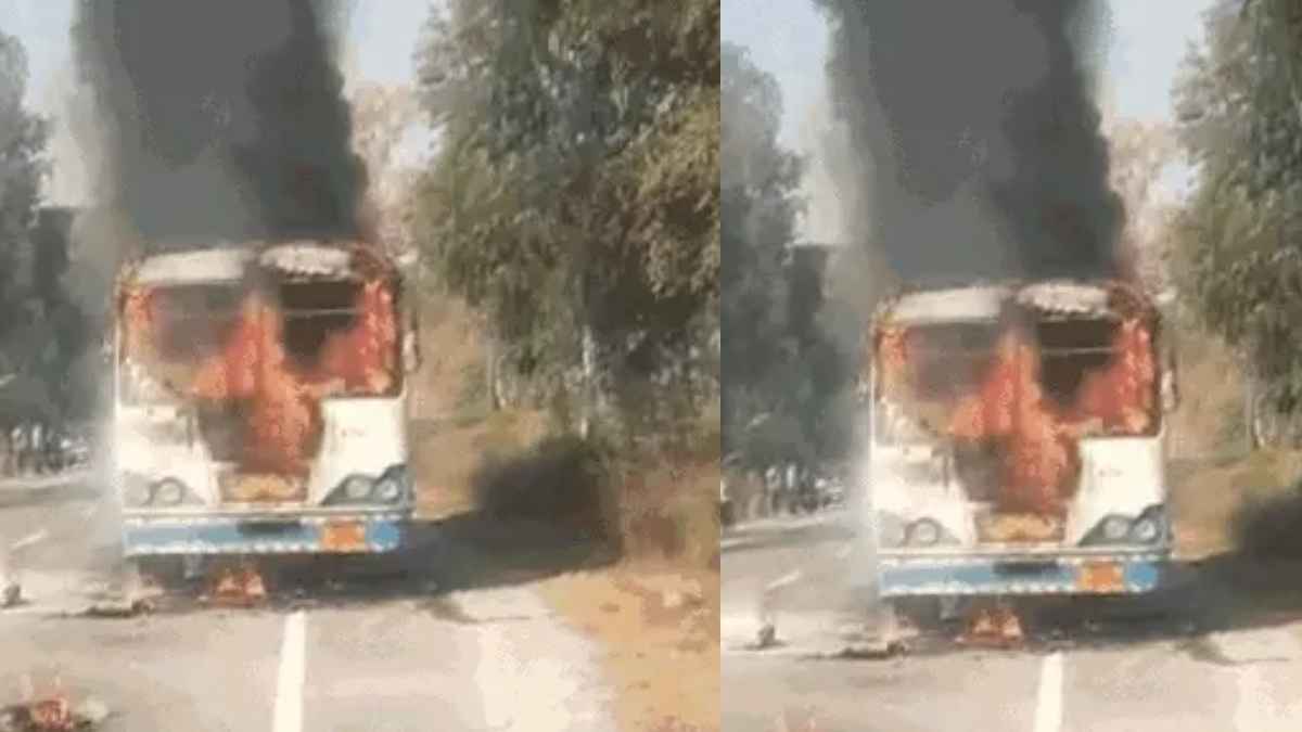 बीच सड़क आग का गोला बनी बस, लपटें देख सवारियों में मची चीख-पुकार, आसमान में छाया काला धुंआ