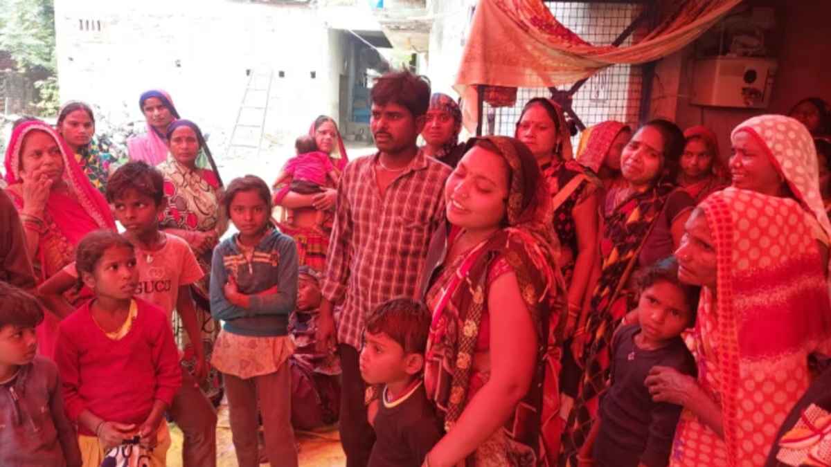 Road Accident: बाराबंकी में तेज रफ्तार डंपर ने ट्रैक्टर में मारी जोरदार टक्कर, तीन की मौत