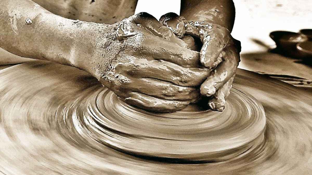 टूटी कमर, 3 महीने से बिस्तर पर...कुम्हार का दर्द छलका- दूसरों का घर करता था रोशन, आज अपने ही घर में अंधेरा