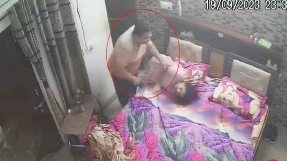 हां मैंने अपनी मां को पीटा, 15 लाख रुपये नहीं दे रही थी...बुजुर्ग मां को पीटने वाले ने गुनाह कबूला, मुंह पर थप्पड़ पड़ा