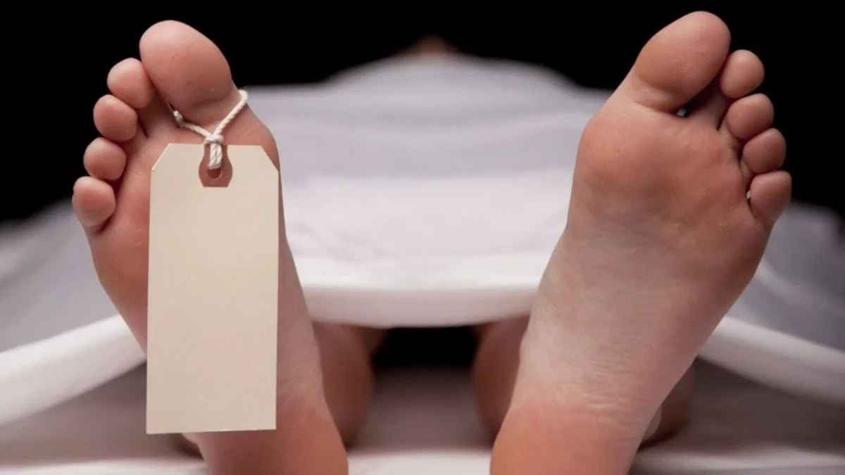 पत्नी की लाश कार में छिपाकर ठिकाने लगाने जा रहा था, पुलिस ने पकड़ा तो बोला- बीमारी से मर गई