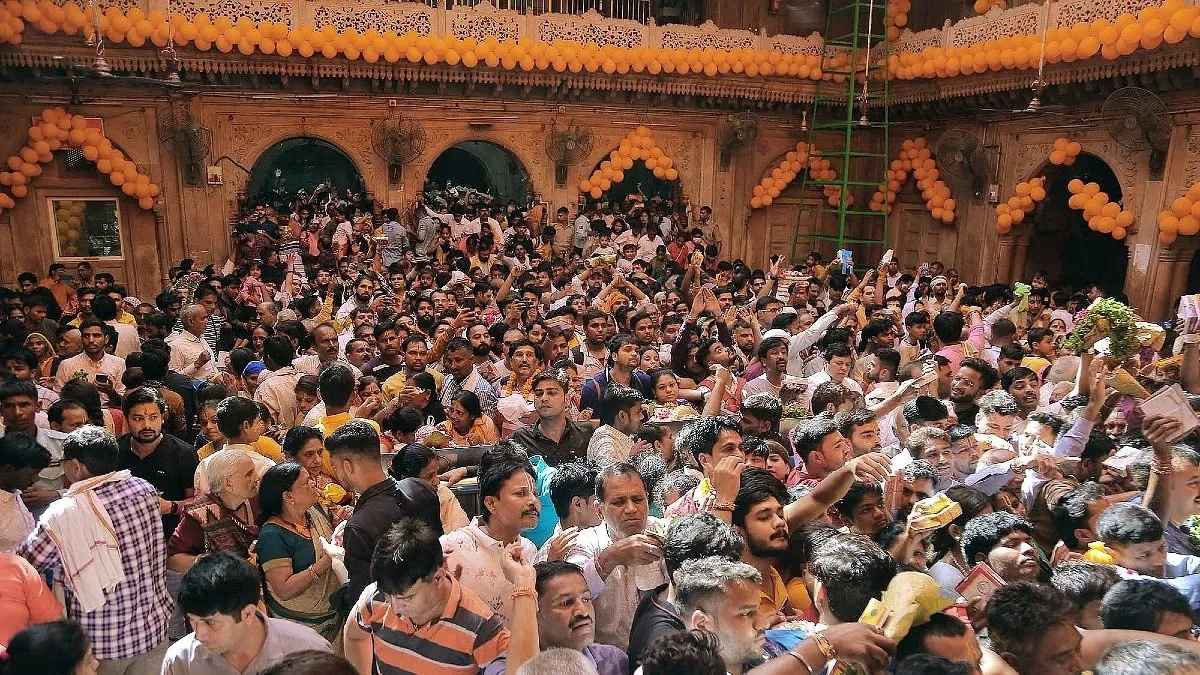 मथुरा के बांके बिहारी मंदिर में आने वाले श्रद्धालुओं के लिए खबर, एक चीज के इस्तेमाल पर प्रतिबंध लगाने की तैयारी