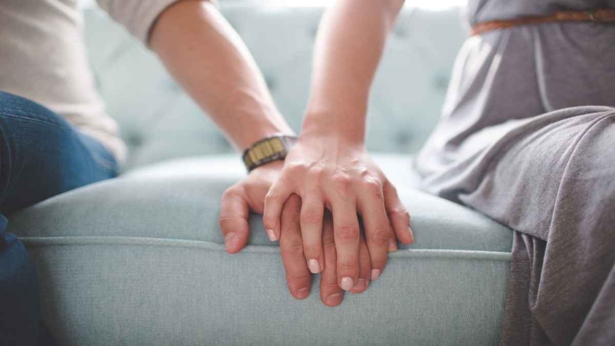 पिता को पपीता लाने भेजा, फिर प्रेमी के साथ फरार हुई 4 बच्चों की मां; दो साल से विदेश में है पति