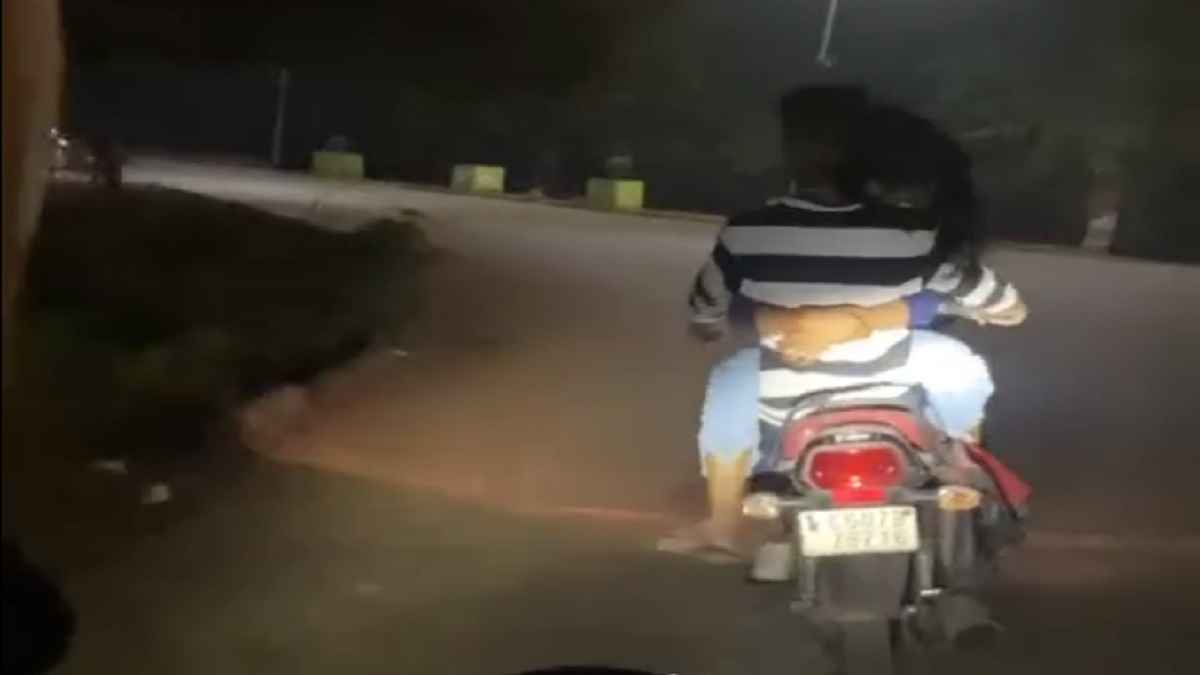 Bike Stunt Video: 'खतरनाक' रोमांस का सबूत फिर आया सामने, बाइक पर एक-दूजे से लिपटा दिखा कपल