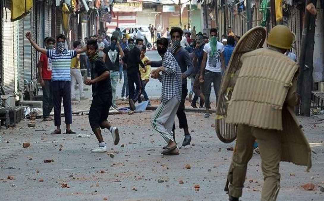 Jharkhand : हजारीबाग में बजरंग दल कार्यकर्ताओं की बस पर पथराव, इलाके में तनाव