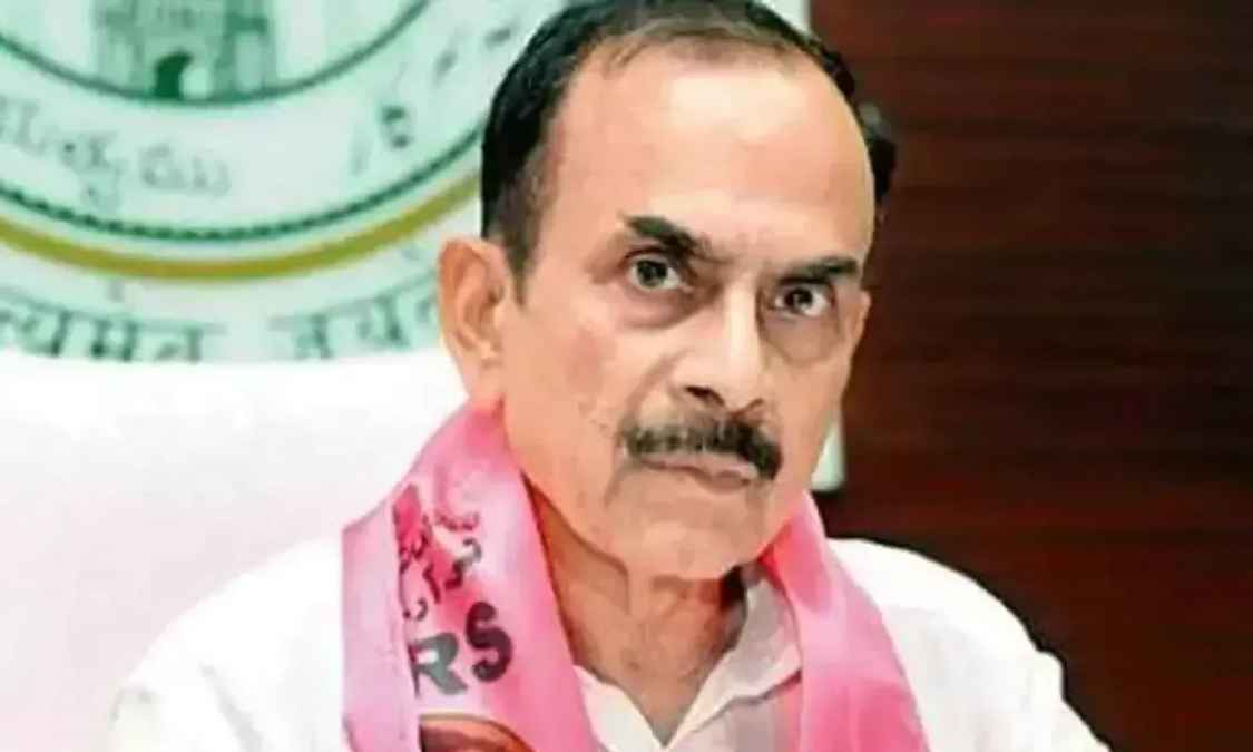 गुलदस्ता देने में देरी हुई तो तेलंगाना के गृह मंत्री महमूद अली ने अपने ही गनमैन को जड़ा थप्पड़
