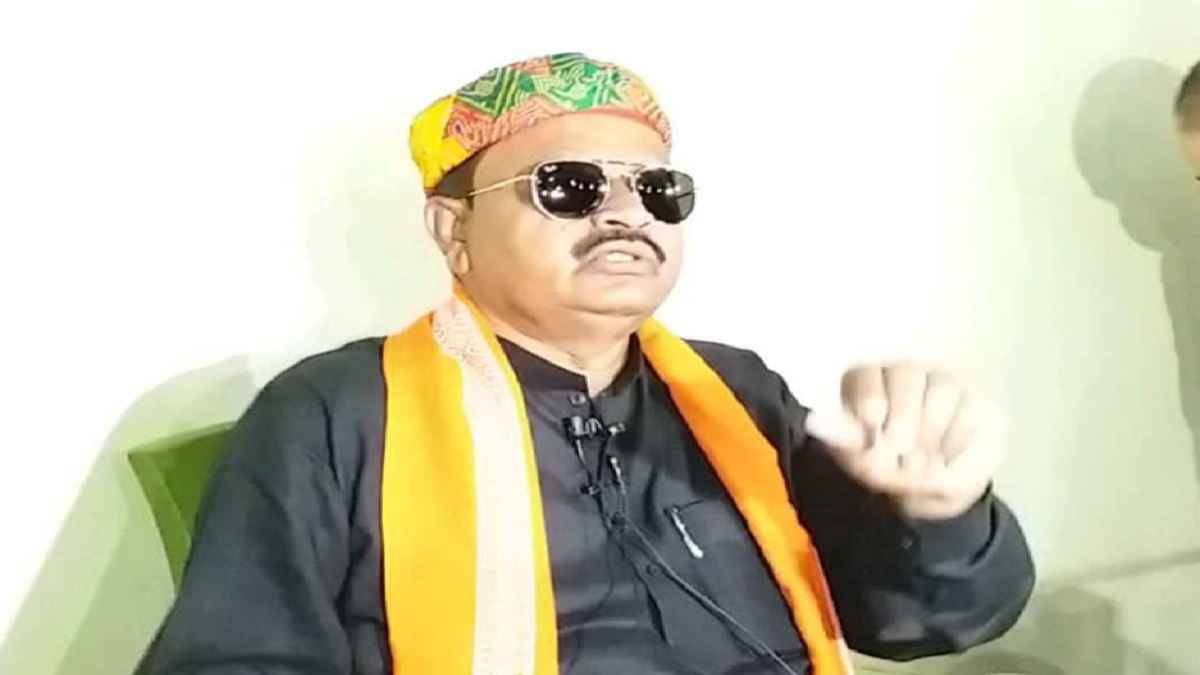 हाथों में रिवॉल्वर और स्टाइल फिल्मी, विधायक बोले- इधर से उधर हुआ तो सीधा ठोक देंगे
