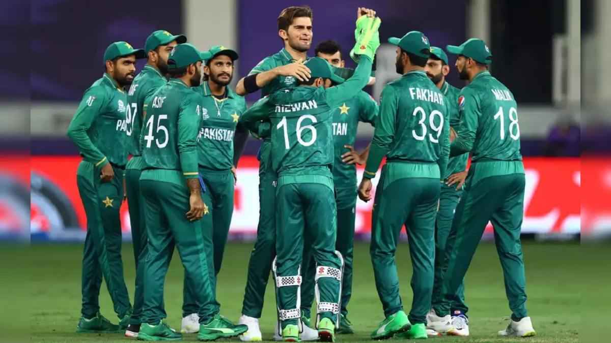 PAK vs SA: पाकिस्तान को लगा बड़ा झटका! स्टार गेंदबाज अहम मुकाबले से हुआ बाहर