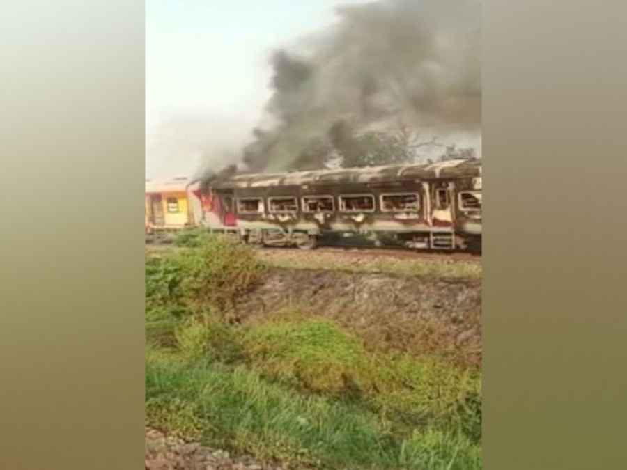 यूपी : आगरा में पातालकोट एक्सप्रेस की दो बोगियों में लगी आग, कोई हताहत नहीं
