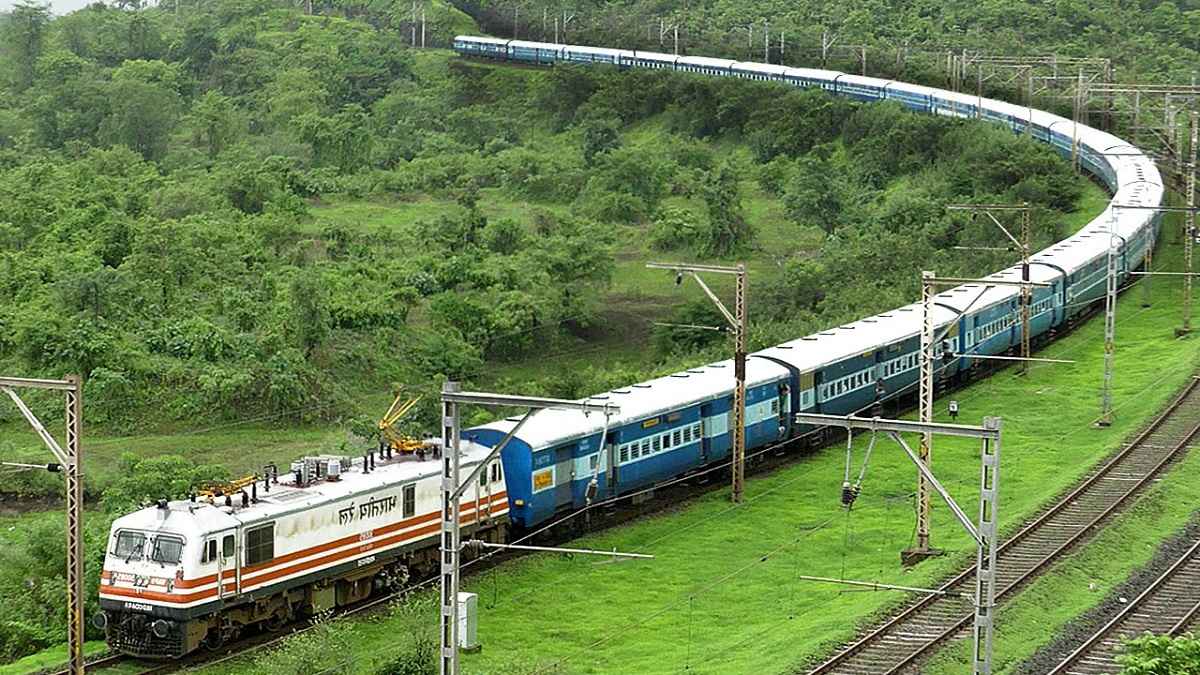 यात्रीगण कृप्या ध्यान दें! दीवाली-छठ पर जाना है घर तो अभी से बुक कर लें 5 जोड़ी हॉलिडे स्पेशल ट्रेनें