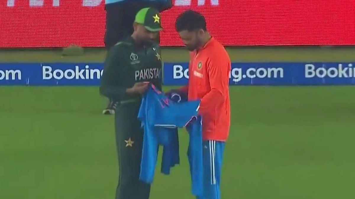 ODI World Cup 2023 IND vs PAK Virat Kohli Babar Azam autograph