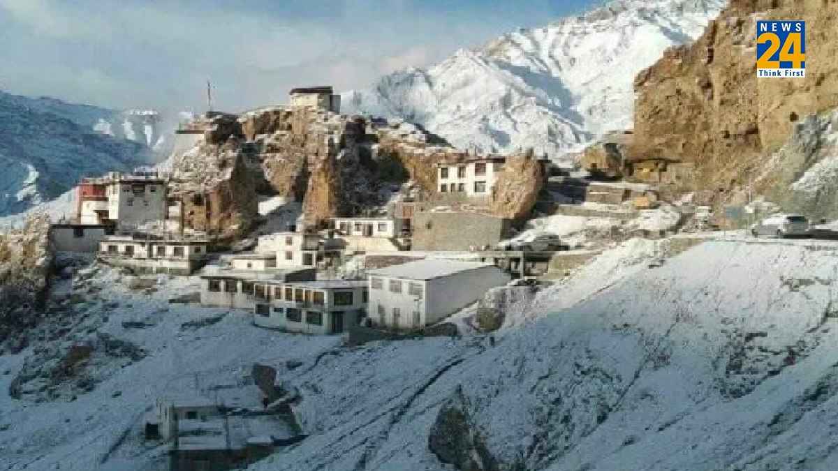 हिमाचल में बर्फबारी के बाद मनाली-लेह हाईवे बंद, कई जिलों में बारिश; फंसे लोगों को केलांग में रुकने की सलाह