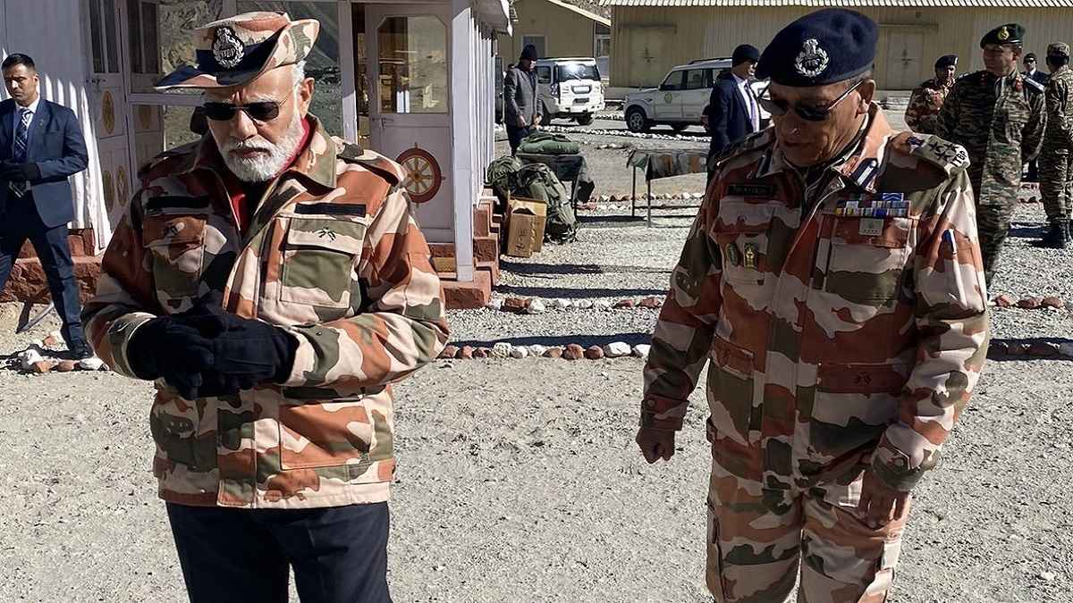 PM Modi With BSF Personnel
