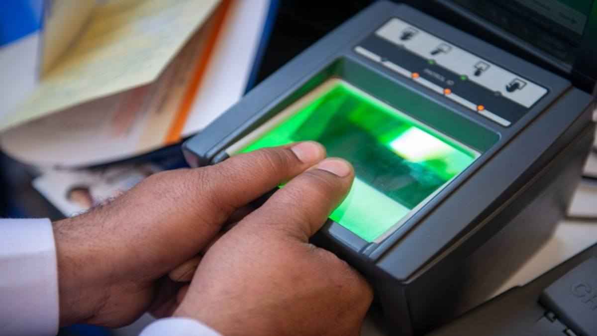ठगी का शिकार होने से पहले Aadhaar Card को कर लें लॉक, कोई नहीं चुरा पाएगा आपका डेटा