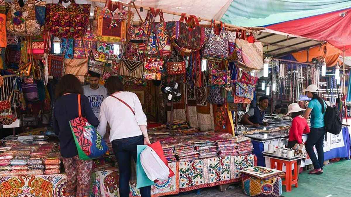 Festive Season में भारतीयों के शौक हुए महंगे, Amazon से लेकर किराने वालों के चेहरे पर दिखी चमक