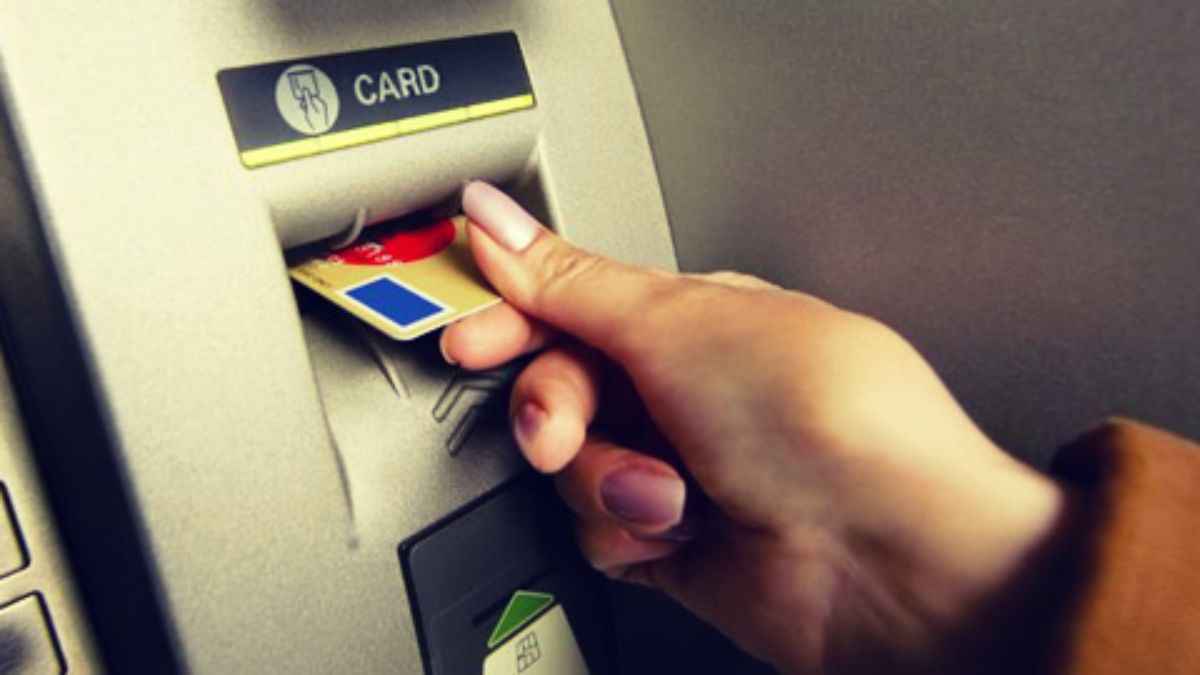 Bank Alert! लाखों ग्राहकों को बड़ा झटका, अब देश से बाहर पैसे निकालने पर देना होगा शुल्क