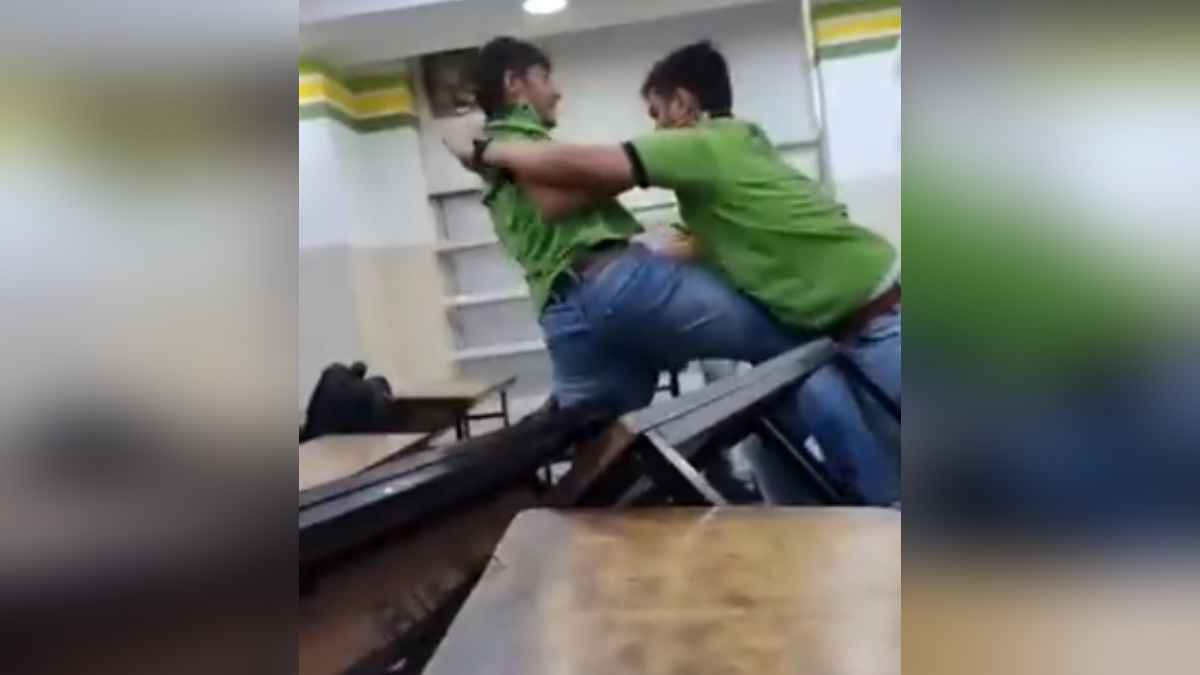 कोटा में सीट के लिए भिड़े कोचिंग सेंटर के स्टूडेंट्स; Viral Video का WWE से कंपैरिजन कर रहे लोग
